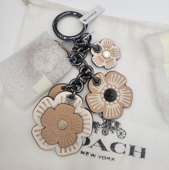 💥NWT💥 Coach Tea Rose Bag Charm - Picture 2 of 4